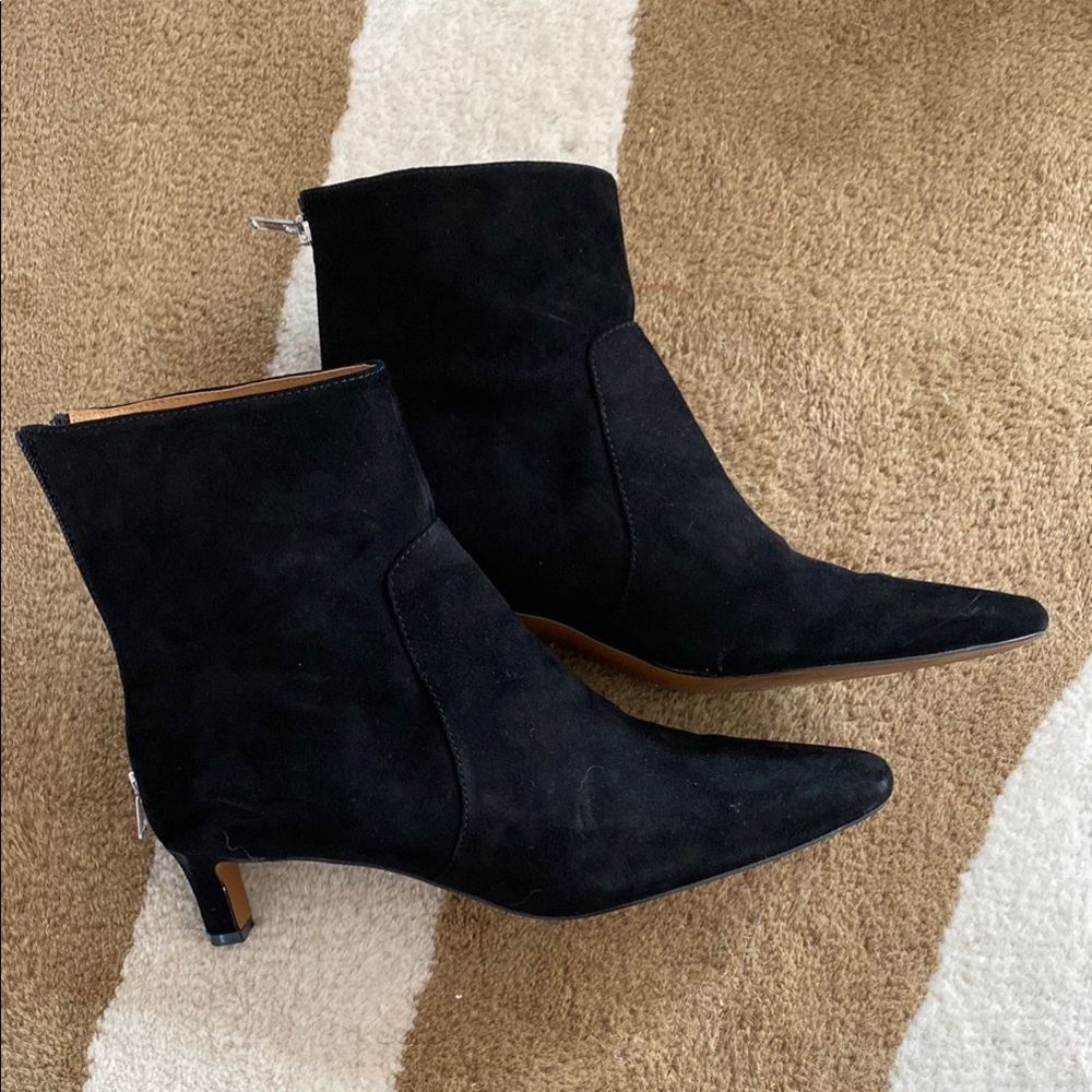 Elegant Black Heeled Boots with Pointed Toe